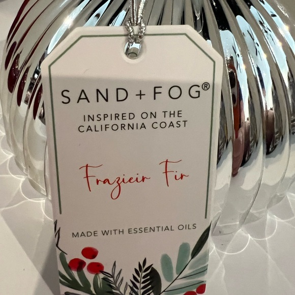 Gorgeous Red and Silver Bauble Holiday Candles- Set of 2- NWT - Picture 4 of 4